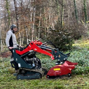 Débroussaillage de parcelle avec une machine-outils multi tâches