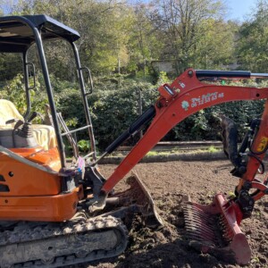 Nivellement et engazonnement d'un jardin à la mini-pelle